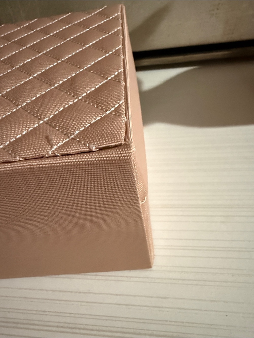 Gucci Beauty pink jewelry and makeup vanity case with a floral-lined interior. - Picture 12 of 15